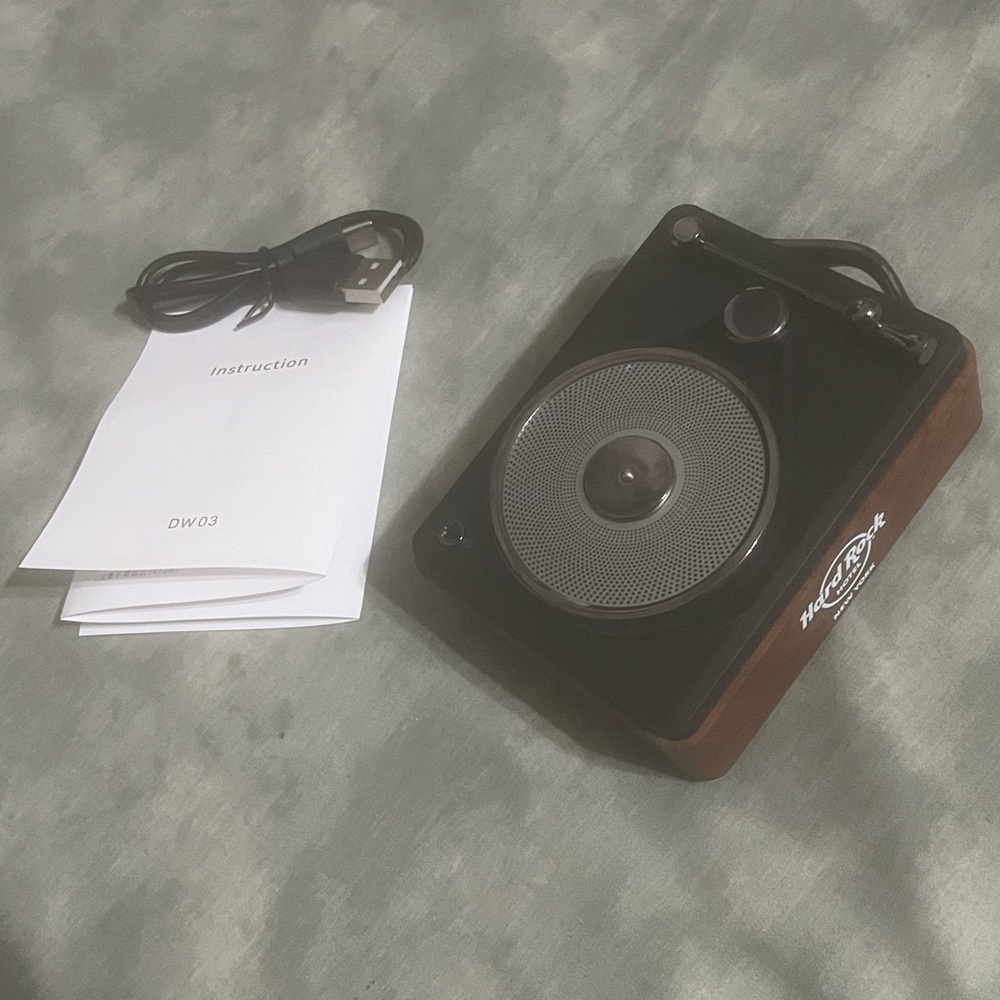 Hard Rock Hotel NEW Speaker DW03 Radio HiFi Bass, Bluetooth 5, Rechargeable 2025 - Picture 2 of 14